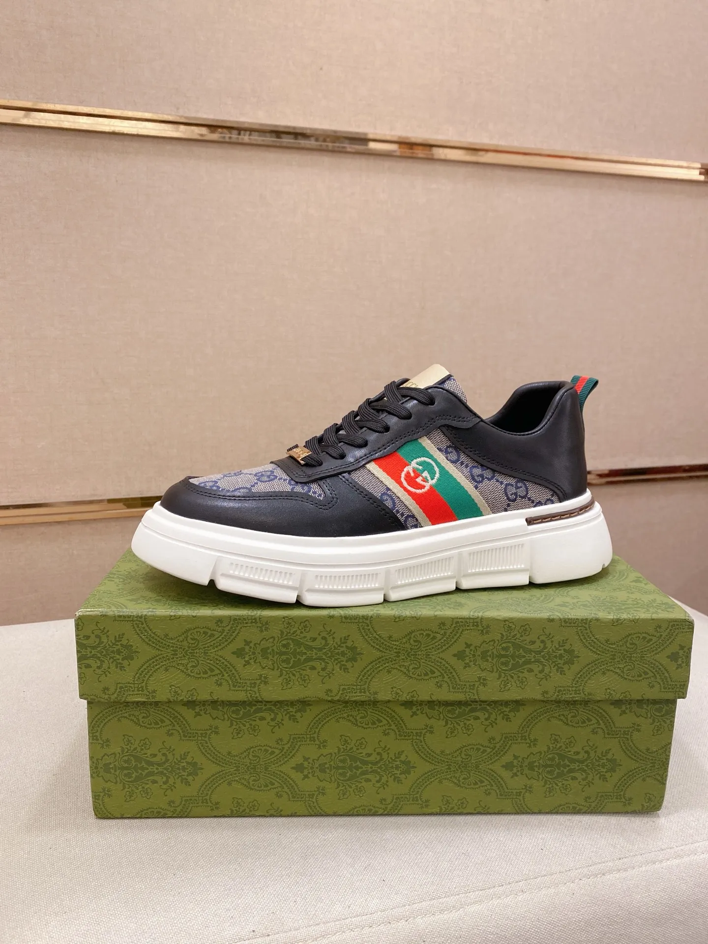 Factory price 400💰New GUCCI (Gucci) counters are on the market at the same time, new men's shoes, 😘fabrics are selected imported cowhide, lining: sheepskin lining. 👍🏿 High-end ☄️ air-cushion molded anti-slip rubber outsole, exquisite lines, simple and elegant, comfortable and high-end for leisure travel. Code number: 38 to 44 (45 can be customized and cannot be returned or exchanged)
